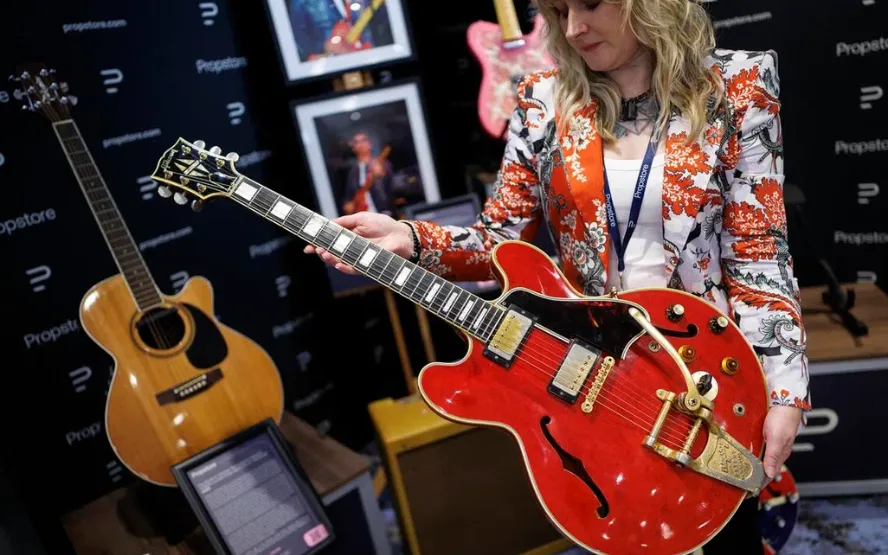 Oasis Guitar Sells for $385,000 at Auction