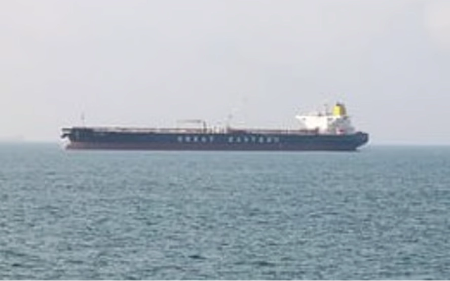 LNG Tanker Crosses Strait Of Hormuz